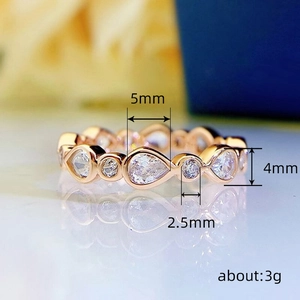 Anillo de oro rosa con circonitas en forma de pera y detalles de medidas en mm