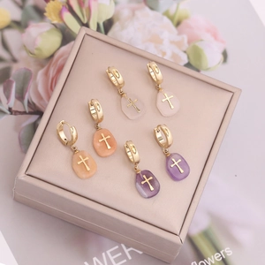 Boucles d'oreilles créoles dorées avec pierres naturelles et breloques de croix