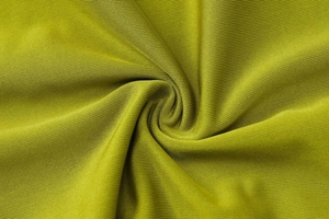 Makroaufnahme von gelbgrünem Rippstrickstoff mit Textur und Elastizität für ein sexy Kleid