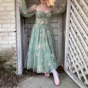 Elegant green corset evening dress with floral embroidery and puff long sleeves
