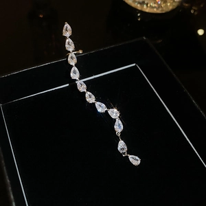Elegante silberne Quastenohrringe mit Tropfenzirkonia auf einer schwarzen Schmuckbox