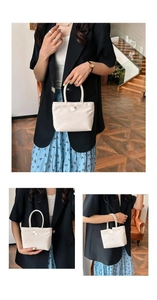 Détail du sac seau minimaliste en nylon crème avec deux poignées et forme carrée