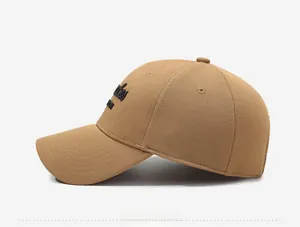 Vue latérale d'une casquette de baseball kaki avec broderie Unies noire et design à 6 panneaux