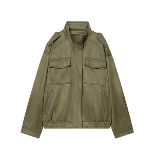 Blouson aviateur vert armée en suédine avec poches cargo et un col montant