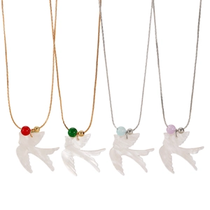 Détail des pendentifs oiseaux en quatre couleurs avec chaînes serpent délicates