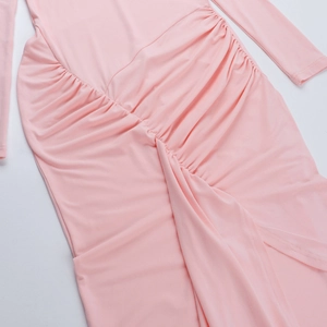 Détail de la robe rose à manches longues avec taille froncée et plis latéraux élégants