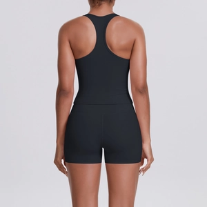 Vue arrière du soutien-gorge de sport dos nageur noir et du short de fitness ajusté