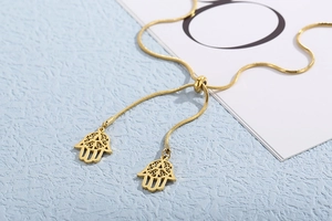 Bracelet ajustable en maille serpent dorée avec pendentifs ajourés Main de Fatima