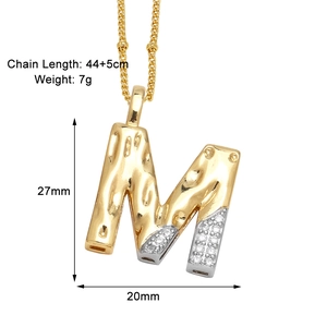 Spécifications de taille pour un pendentif lettre M bicolore serti de zircones