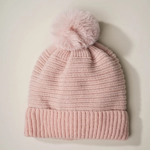 Berretto in maglia rosa con pompon in ecopelliccia e bordo a coste per l'inverno