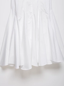 Gros plan sur une jupe midi blanche avec texture plissée et tissu en coton de qualité