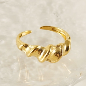 Minimalist gold-plated stainless steel twisted ring with adjustable open design and ripple texture