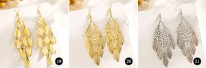 Vue détaillée des boucles d'oreilles feuilles évidées et pendants géométriques