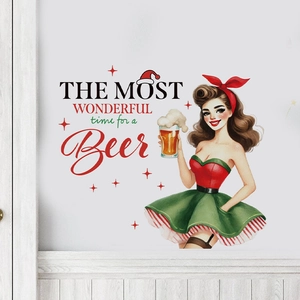 Detail eines Weihnachts-Wandtattoos mit Vintage-Pin-up-Dame und festlichem Bier-Design
