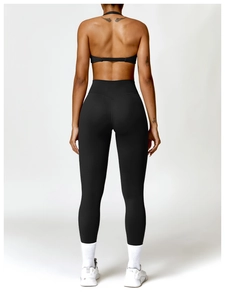 Vue détaillée du dos d'un pantalon de yoga noir à taille haute avec effet galbant