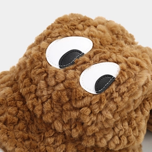 Detailansicht von braunem Teddy-Fleece Anglerhut mit süßen Comic-Augen und Plüschstruktur