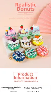 Detailansicht farbenfroher, handgefertigter künstlicher Donuts mit Frucht- und Sahnehäubchen