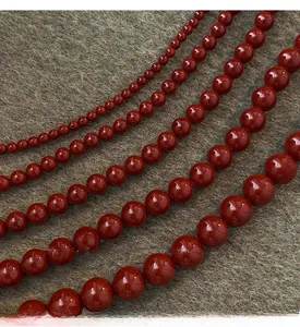 Macro de colliers en perles de verre rouges en cinq tailles de 4mm à 12mm au fini poli