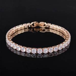 Detalle de una pulsera tennis de oro rosa con circonitas y un engaste de 4 garras seguro