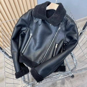 Damen Bikerjacke aus schwarzem Leder mit Lammfellimitat und großem Pelzkragen