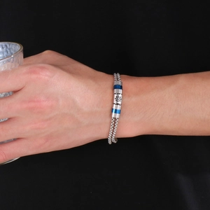 Dettaglio del bracciale hip-hop a doppio strato in acciaio con pendente a timone blu