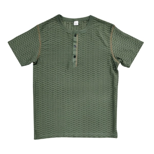 Détail du t-shirt Henley vert armée pour hommes avec texture gaufrée à motif nid d'abeille