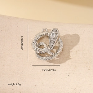 Vue détaillée du pendentif serpent argenté avec dimensions 1,7cm x 1,5cm et poids 2,6g