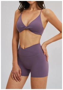 Vue détaillée de l'ensemble de yoga violet avec taille en V et haut à nœud torsadé