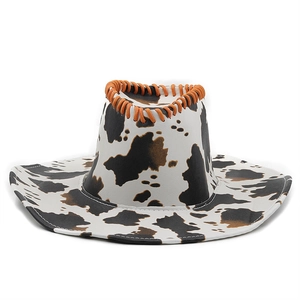 Nahaufnahme von Cowboyhut mit Kuhmuster, orangefarbenen Nähten und PU-Ledertextur