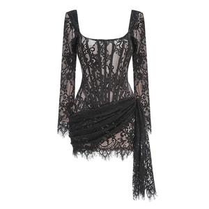 Détail d'une robe courte en dentelle noire avec bustier baleiné et manches en tulle