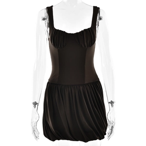 Détail de la robe courte noire avec bustier plissé et ourlet à volants volumineux élégant