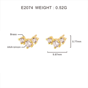 Vista dettagliata degli orecchini con zirconi placcati oro 18k e dimensioni precise