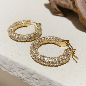Orecchini a cerchio a U dorati con pavé di zirconi e design con trama trapuntata
