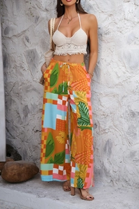 Détail du pantalon bohème à jambes larges avec imprimé tropical orange et taille à cordon
