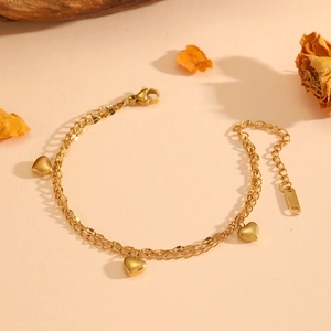 Bracelet double chaîne doré élégant orné de trois pendentifs en forme de cœur