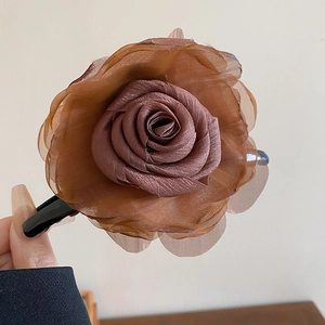 Detailansicht der Haarspange aus Organza-Rose in Karamell mit Seidenblättern
