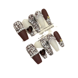 Uñas postizas de tweed marrón hechas a mano con perlas 3D, lazos y gemas de corazón