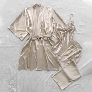 Ensemble de pyjama 3 pièces en satin champagne avec robe, caraco et pantalon