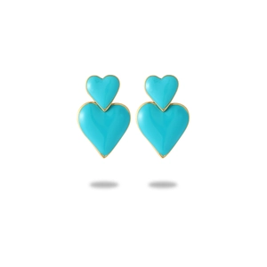 Dettaglio di orecchini a doppio cuore placcati oro 18K con finitura in smalto blu cielo