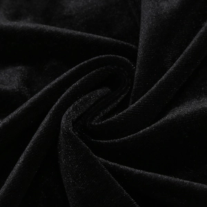 Vue macro détaillée du tissu en velours noir montrant la texture douce et les reflets