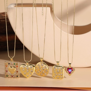 Vue détaillée de colliers plaqués or 14K avec cœurs en zircon et pendentifs géométriques