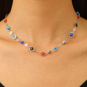 Vue détaillée du collier en chaîne argentée avec perles œil de démon colorées sur un mannequin