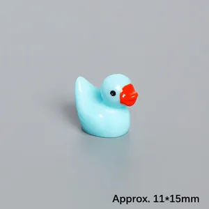 Hellblaue Miniatur-Ente aus Harz mit orangefarbenem Schnabel, Maße ca. 11*15mm