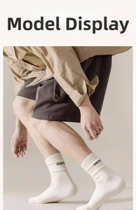 Gros plan de chaussettes blanches côtelées avec broderie noire thumbs au style sportif
