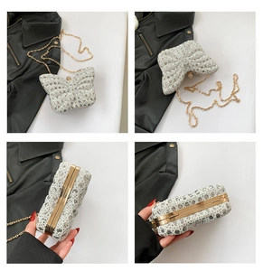 Vue détaillée de la pochette papillon blanche avec diamants et chaîne dorée
