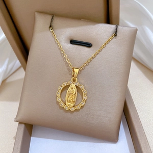 Vue détaillée du pendentif Vierge Marie avec zircons brillants dans un coffret cadeau