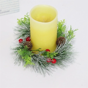 Weihnachtlicher Kerzenkranz mit gefrosteten Kiefernnadeln roten Beeren und Zapfen