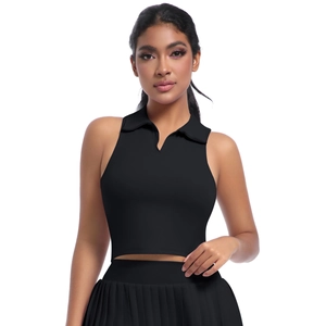 Détail d'un haut court polo sans manches noir et d'une mini-jupe plissée pour le tennis