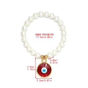 Detaillierte Maße des weißen Perlenarmbands mit rotem Evil Eye Anhänger und Goldkette