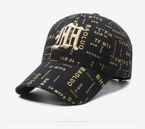 Détail de la broderie 3D dorée et du motif intégral sur une casquette de baseball noire